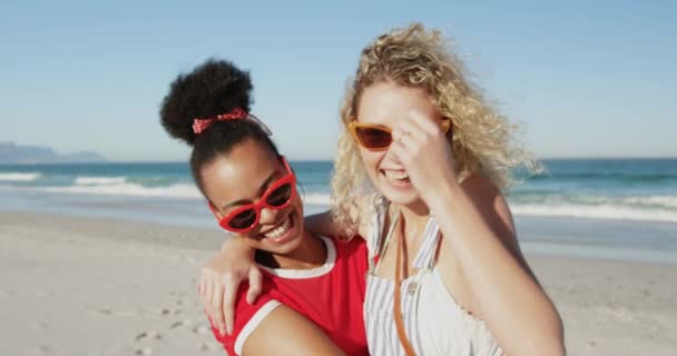 Vídeo Felizes Amigos Sexo Feminino Divertindo Praia — Vídeo de Stock