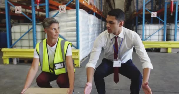 Vista Frontal Close Jovem Asiático Dando Instruções Como Levantar Corretamente — Vídeo de Stock