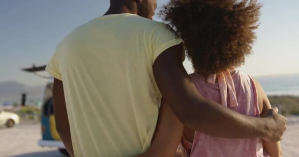 Pareja Afroamericana Cogida Mano Caminando Una Playa Sus Amigos Pie — Vídeo de stock