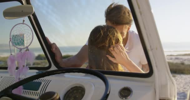 Couple Caucasien Debout Sur Plage Parler Embrasser Vidéo — Video