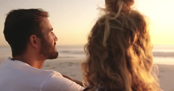 朋友们坐在海滩上欣赏日落美景 4K视频 — 图库视频影像