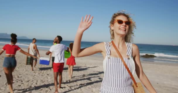 Acercamiento Una Joven Mujer Caucásica Caminando Largo Una Playa Detrás — Vídeo de stock