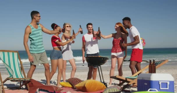 Повнометражний Вид Багатоетнічну Групу Молодих Дорослих Друзів Стоять Пляжі Барбекю — стокове відео