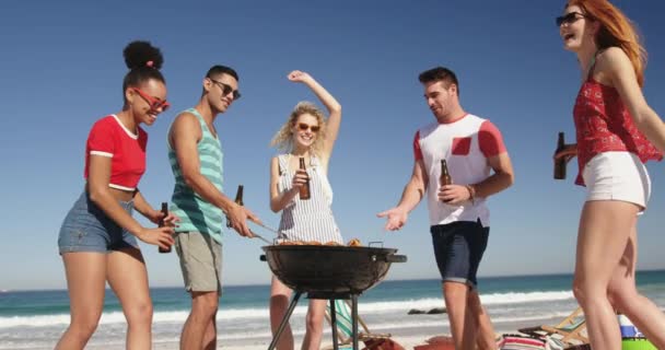 Jovens Amigos Divertindo Verão Praia Juntos — Vídeo de Stock