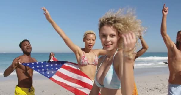 Крупный План Многонациональной Группы Счастливых Молодых Взрослых Друзей Танцующих Пляже — стоковое видео