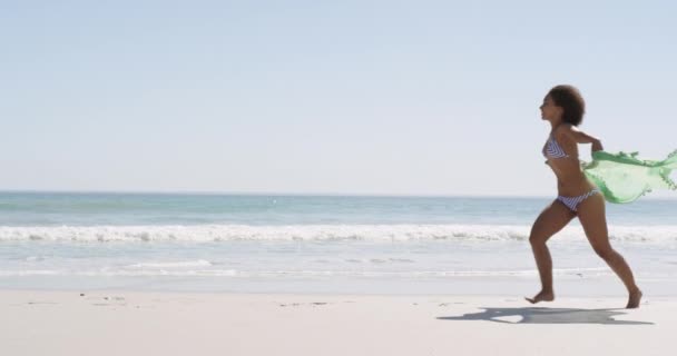 Bir Plaj Şal Tutan Atlama Bir Plaj Boyunca Çalışan Genç — Stok video