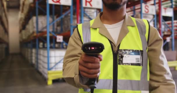 一名身穿Vr耳机 手持条形码扫描仪并在仓库装卸库中微笑的年轻亚洲男性仓库工人的近照 — 图库视频影像