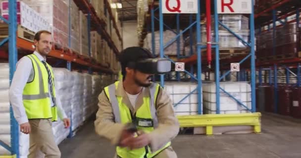 一位年轻的亚洲男性仓库工人在仓库装卸室里玩Vr耳机和条形码扫描仪时跳来跳去的镜头 — 图库视频影像