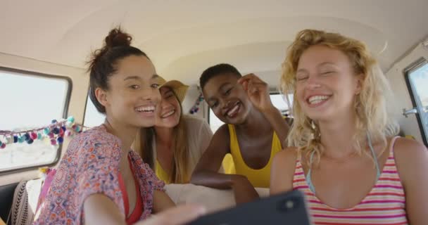 Yetişkin Bayan Arkadaşlar Akıllı Telefonlarıyla Selfie Çekiyorlar Bir Karavanın Arkasında — Stok video