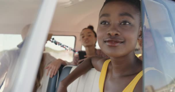 Amigos Femeninos Adultos Felices Mirando Teléfono Inteligente Vídeo — Vídeo de stock