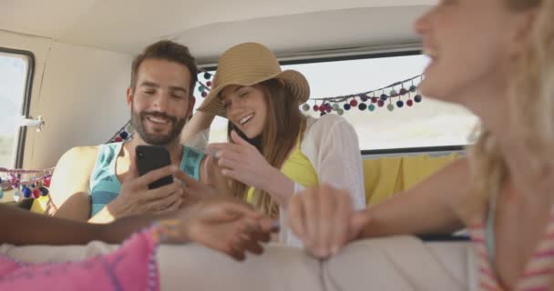 Vídeo Amigos Felizes Carro Sorrindo Usando Celular — Vídeo de Stock