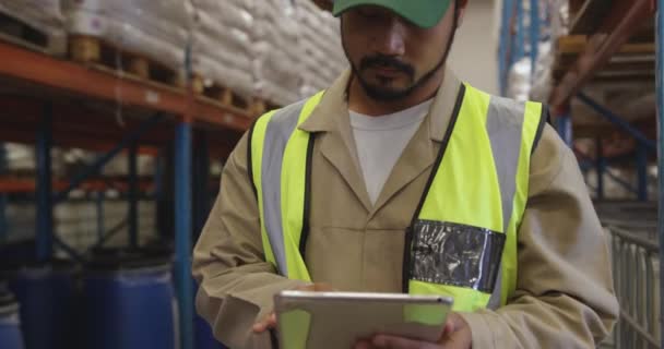 Retrato Cerca Joven Trabajador Almacén Asiático Parado Junto Los Estantes — Vídeo de stock