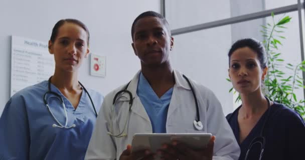 Vista Frontale Medici Multietnici Piedi Nel Corridoio Ospedale Guardano Telecamera — Video Stock