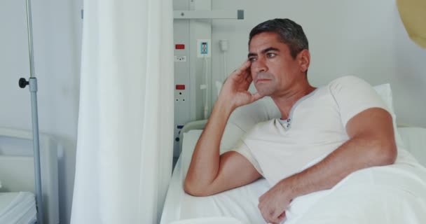 Hastane Koğuşunda Hastane Yatağında Yatarken Beyaz Bir Erkek Hastaya Taraftan — Stok video