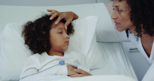 Pohled Africkou Americkou Matku Jak Mluví Svým Synem Nemocnici Hladí — Stock video