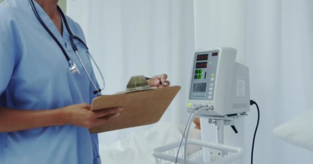 Widok Boku Afrykańskiej Amerykańskiej Lekarki Rozmawiającej Pacjentką Oddziale Szpitalnym Pisze — Wideo stockowe