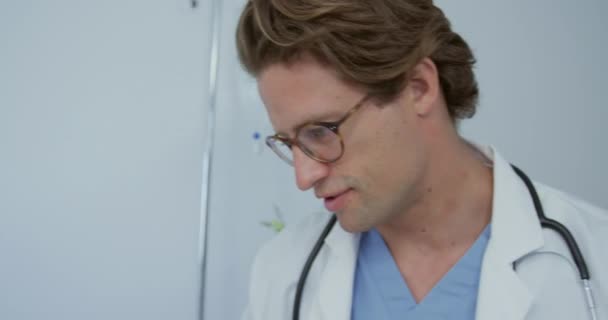 Hastanenin Koğuşunda Kadın Hastalarla Konuşan Beyaz Erkek Doktorların Yakın Çekimi — Stok video