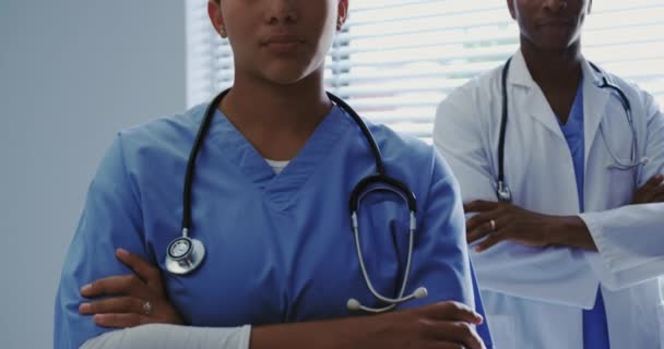 Frontansicht Afrikanisch Amerikanischer Ärzte Die Mit Verschränkten Armen Krankenhaus Stehen — Stockvideo