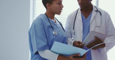 Afrikalı doktorların hastanede tıbbi dosyalar üzerinde tartıştıklarını gördüm. 4K numaralı hasta raporunu kontrol ediyorlar.