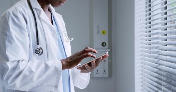 Vista Lateral Del Médico Afroamericano Usando Tableta Digital Hospital Está — Vídeo de stock