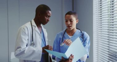 Afrikalı doktorların hastanede tıbbi dosyalar üzerinde tartıştıklarını gördüm. 4K numaralı hasta raporunu kontrol ediyorlar.