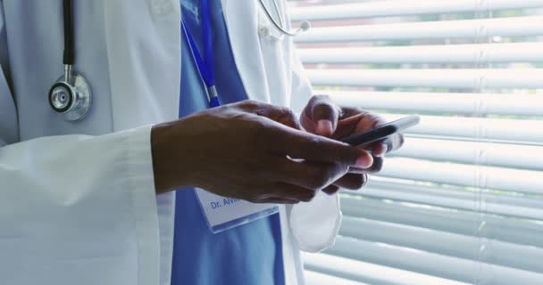 Střední Část Afroamerického Lékaře Používá Mobilní Telefon Nemocnici Stojí Okna — Stock video