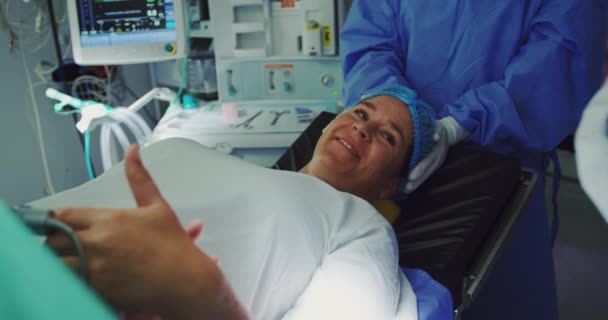 Primer Plano Del Hombre Caucásico Reconfortando Mujer Embarazada Durante Parto — Vídeo de stock