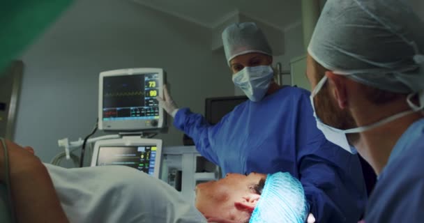 Вид Спереди Кавказскую Женщину Хирурга Оперирующую Беременную Женщину Операционной Взаимодействует — стоковое видео