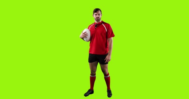 Kafkasyalı Genç Bir Rugby Oyuncusunun Kameraya Bakıp Elinde Parlak Yeşil — Stok video