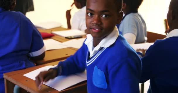Seitenansicht Eines Jungen Afrikanischen Schülers Der Seinem Schreibtisch Sitzt Und — Stockvideo