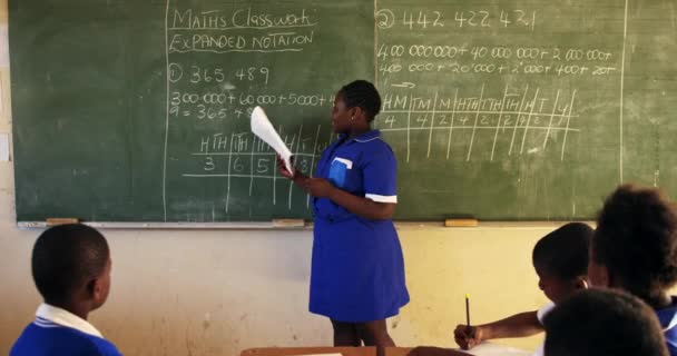 Vista Lateral Una Joven Colegiala Africana Pie Frente Clase Leyendo — Vídeo de stock