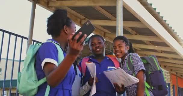 Vista Frontal Cerca Grupo Jóvenes Colegialas Africanas Que Divierten Posando — Vídeo de stock