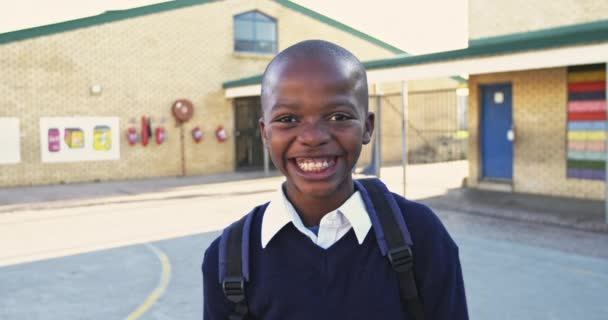 Porträtt Nära Håll Ung Afrikansk Skolpojke Klädd Sin Skoluniform Och — Stockvideo