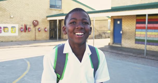 Portret Close Van Een Jonge Afrikaanse Schooljongen Zijn Schooluniform Schooltas — Stockvideo