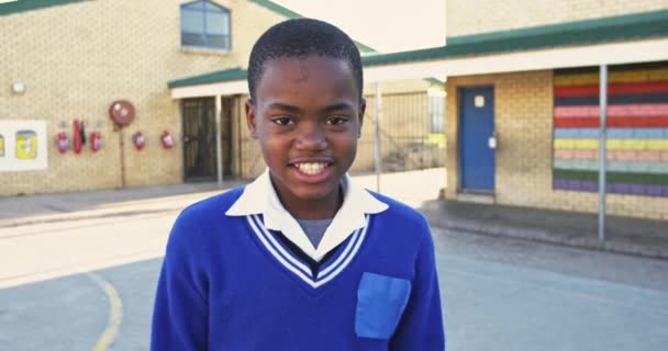Porträtt Nära Håll Ung Afrikansk Skolpojke Klädd Sin Skoluniform Och — Stockvideo