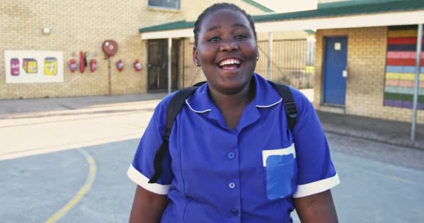 Retrato Close Uma Jovem Estudante Africana Vestindo Seu Uniforme Escolar — Vídeo de Stock