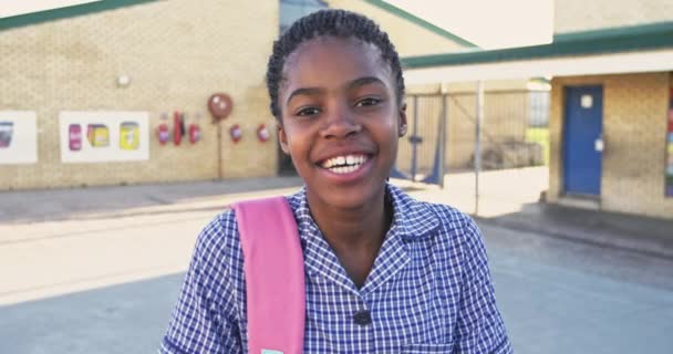 Retrato Cerca Una Joven Colegiala Africana Vistiendo Uniforme Escolar Bolso — Vídeo de stock