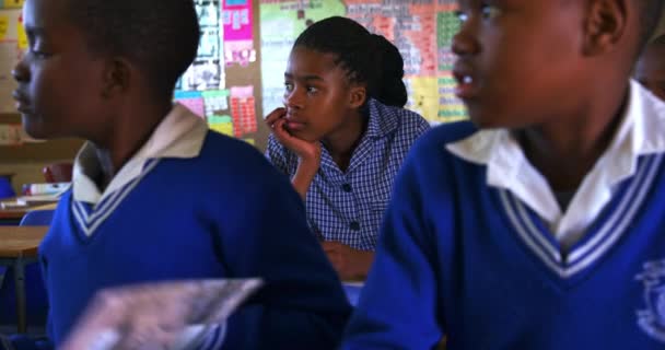 Vista Frontal Cerca Dos Jóvenes Colegiales Africanos Una Colegiala Escuchando — Vídeo de stock