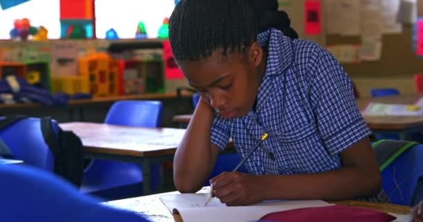 Kasabanın Ilkokul Sınıfındaki Bir Derste Defterine Yazan Afrikalı Bir Kızın — Stok video