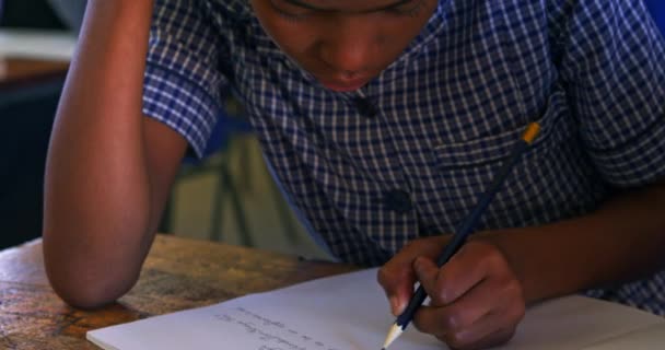 Vista Frontal Cerca Una Joven Colegiala Africana Escribiendo Sus Cuadernos — Vídeo de stock