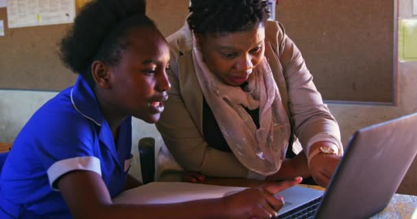 Vista Frontale Vicino Insegnante Scuola Femminile Africana Mezza Età Che — Video Stock