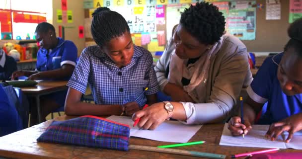 Orta Yaşlı Afrikalı Bir Bayan Okul Öğretmeninin Kasaba Ilkokulundaki Bir — Stok video