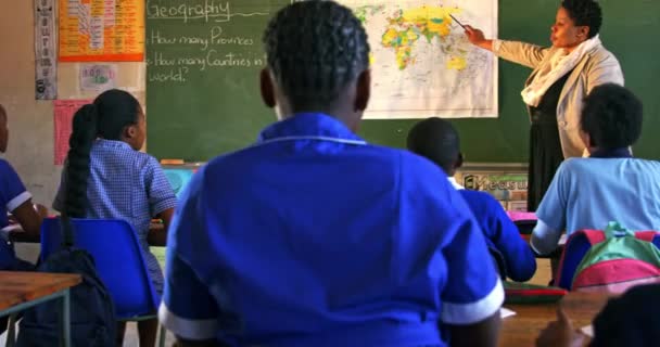 Visão Traseira Uma Jovem Escola Africana Levantando Mãos Para Responder — Vídeo de Stock