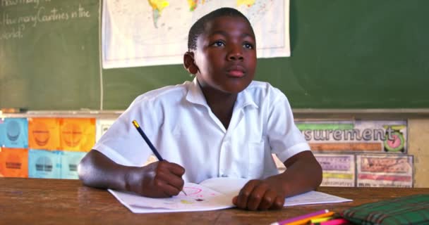 Vista Frontal Cerca Joven Colegial Africano Sentado Escritorio Mirando Hacia — Vídeos de Stock