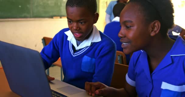 Vooraanzicht Close Van Een Jonge Afrikaanse Schooljongen Schoolmeisje Zitten Aan — Stockvideo