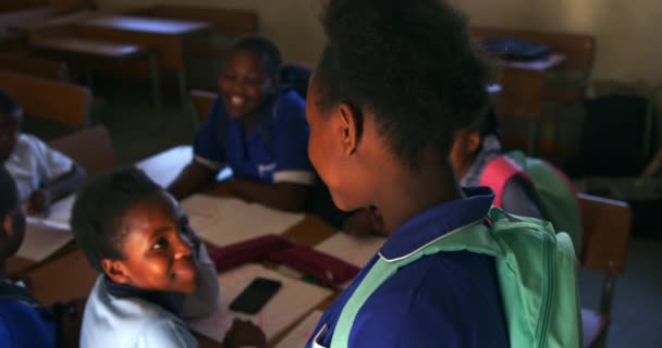 Retrato Cerca Una Joven Colegiala Africana Vistiendo Uniforme Escolar Bolso — Vídeos de Stock