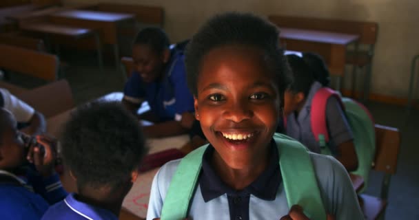 Retrato Cerca Una Joven Colegiala Africana Vistiendo Uniforme Escolar Mochila — Vídeos de Stock