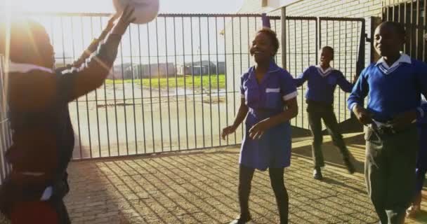 Медленное Движение Группы Африканских Школьниц Школьников Прыгающих Играющих Мячом Забора — стоковое видео