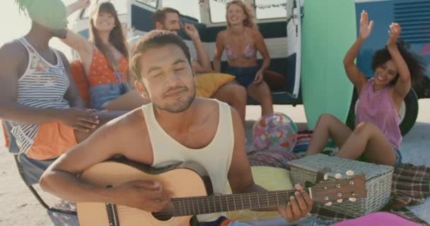 Video Amici Macchina Sulla Spiaggia Con Canto Della Chitarra — Video Stock