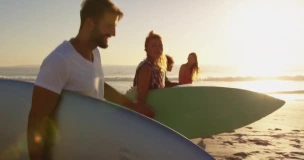 Vista Lateral Cerca Grupo Multiétnico Felices Amigos Adultos Jóvenes Caminando — Vídeos de Stock